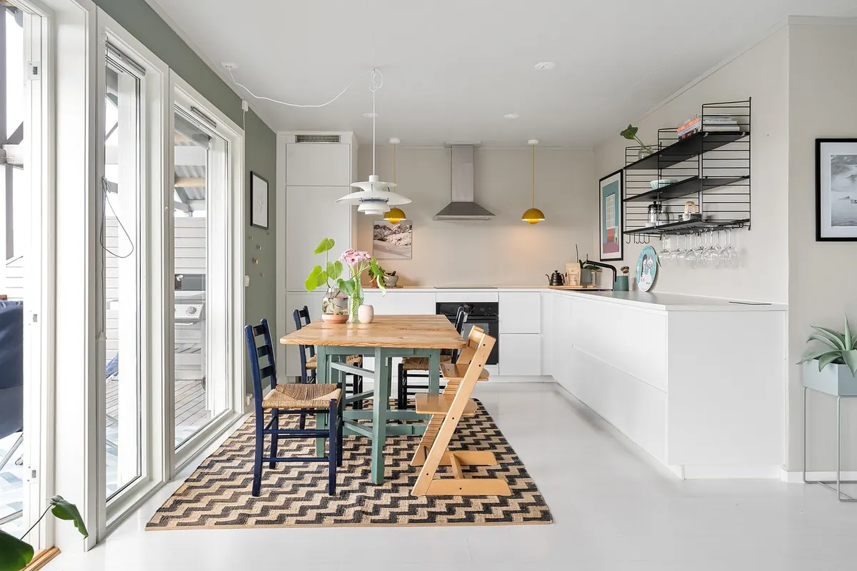 Open Shelving vs. Closed Cabinets in Small Kitchens: Which Works Better?